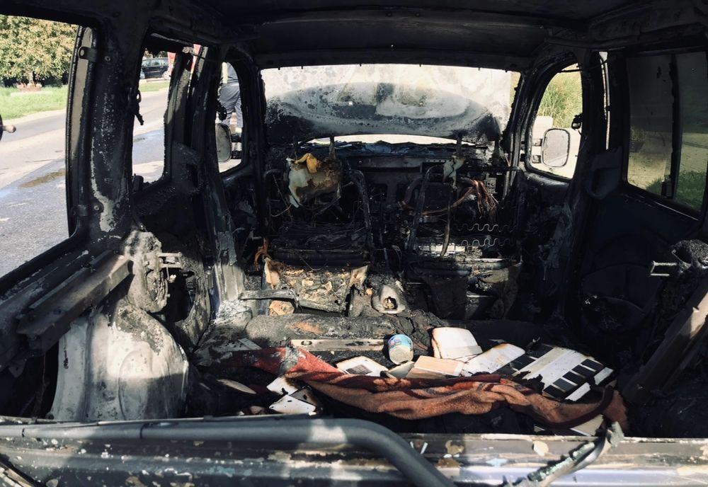 Mașină în flăcări, în curtea unei gospodării