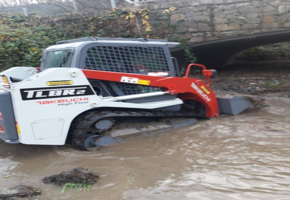 Reparații la un drum distrus de o alunecare de teren