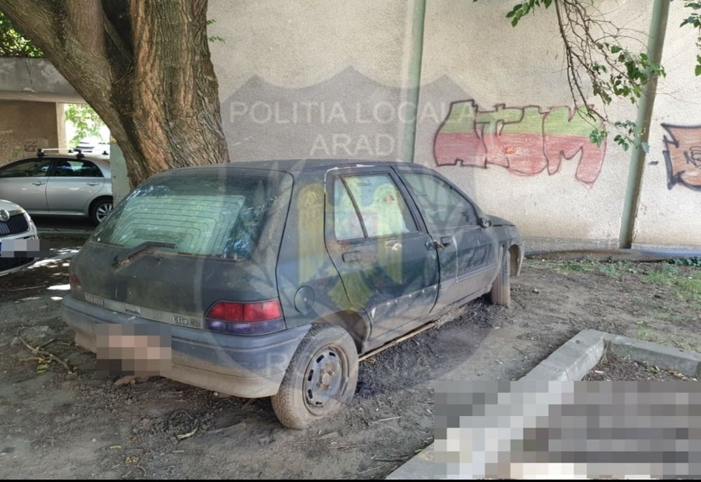 Sute de mașini abandonate pe domeniul public, în Arad