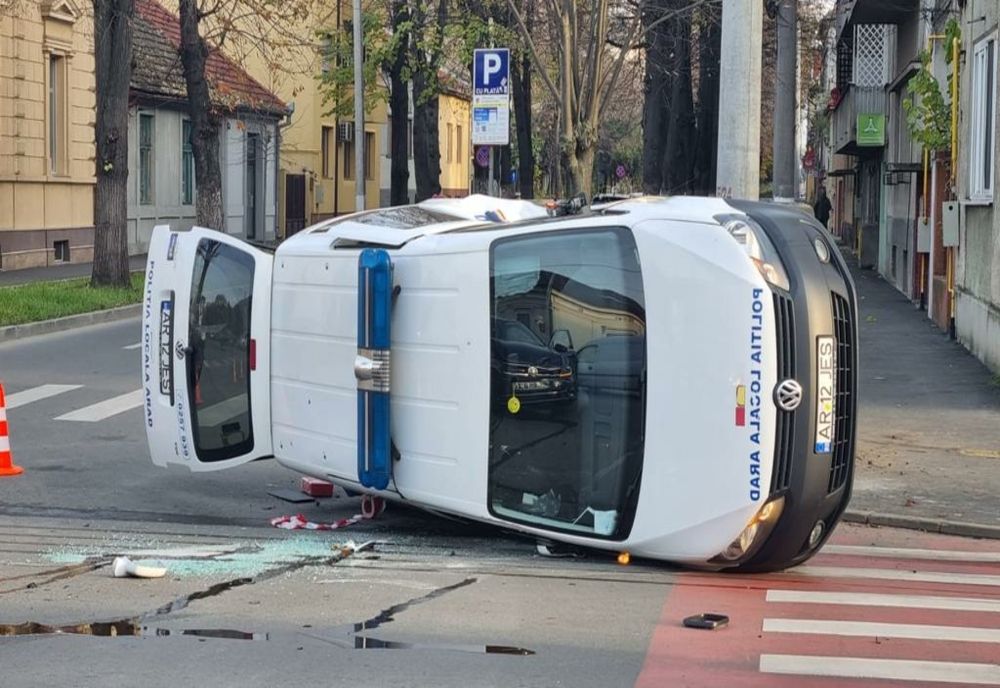 Mașină a Poliției Locale din Arad, implicată într-un accident
