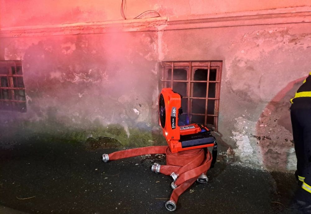 A murit într-un incendiu după ce a încercat să aprindă focul cu benzină