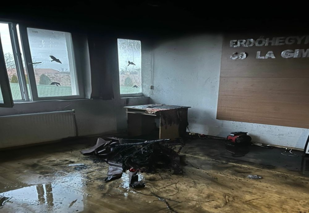 O școală din județul Arad a luat foc de la pomul de Crăciun