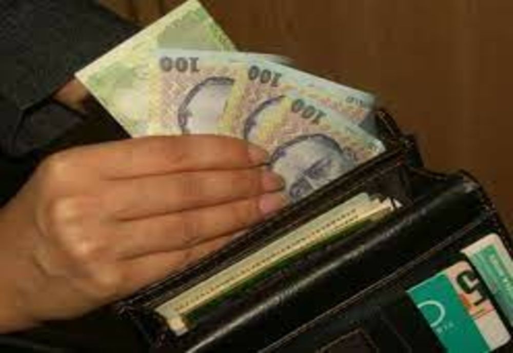 Bărbat tâlhărit, la Arad: l-au lăsat fără pensia scoasă de la bancomat
