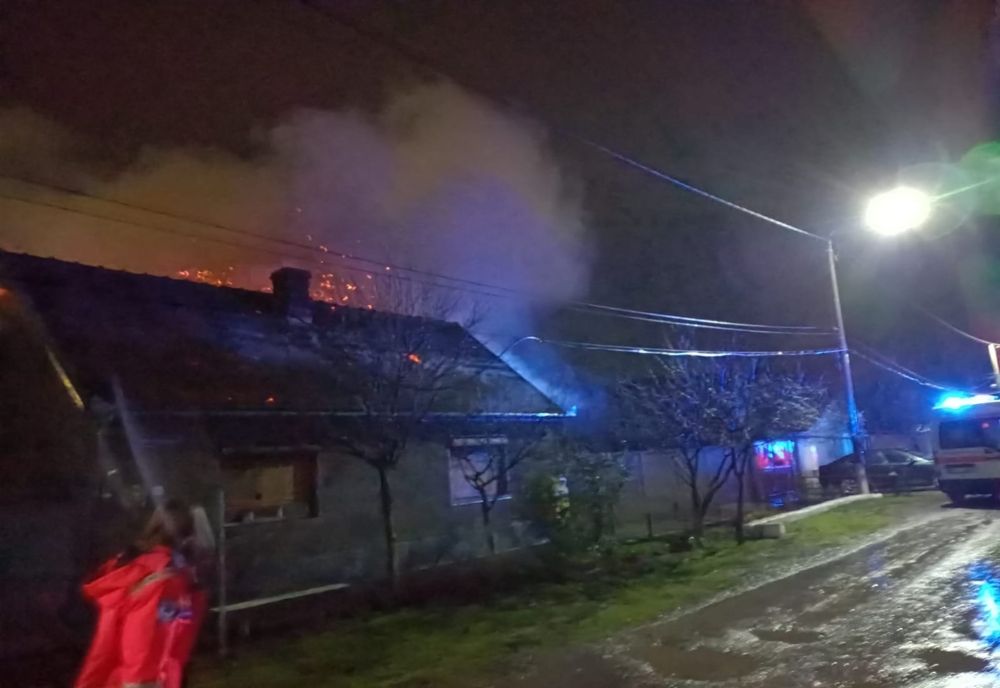 Casă în flăcări, la Arad, din cauza unui scurtcircuit