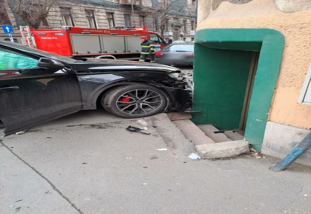 Accident pe o stradă din Arad. La fața locului au ajuns cei de la descarcerare și SMURD