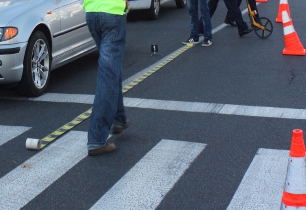 Fetiță de șapte ani, lovită de mașină pe trecerea de pietoni