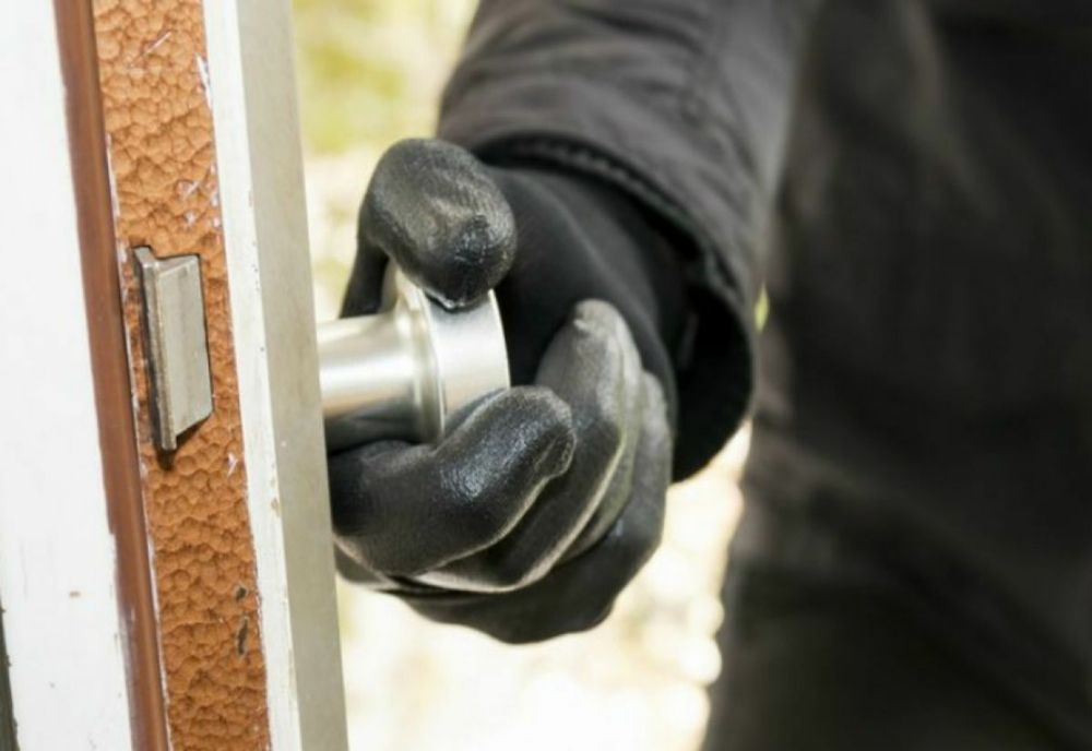 Trei tineri, o fată și doi băieți, din județele Arad și Bacău, judecați la Tribunalul Arad pentru omor calificat