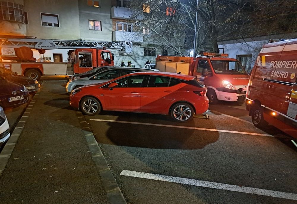 Tentativă de sinucidere la Arad. O femeie a amenințat că se aruncă de pe bloc, intervenția salvatorilor