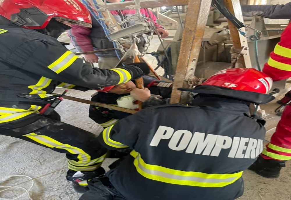 Peste 100 de intervenții ale pompierilor arădeni, în weekend. Printre cele mai dificile, salvarea unui om căzut într-un siloz cu cereale