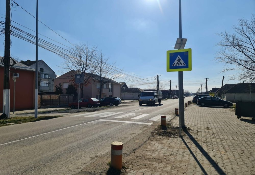 Indicatoare luminoase pentru treceri de pietoni și oglinzi rutiere, pe drumurile arădene cu multe accidente