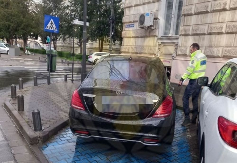 Aproape 40 de amenzi date, la Arad, șoferilor care au parcat pe locurile rezervate persoanelor cu handicap