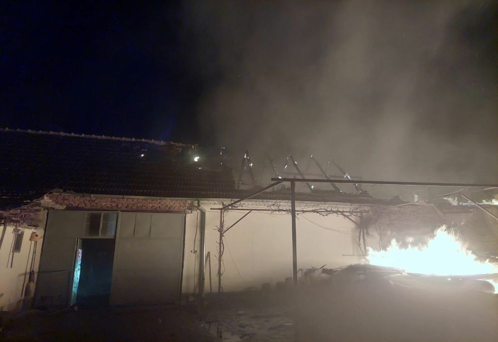 Casă cuprinsă de flăcări, în județul Arad