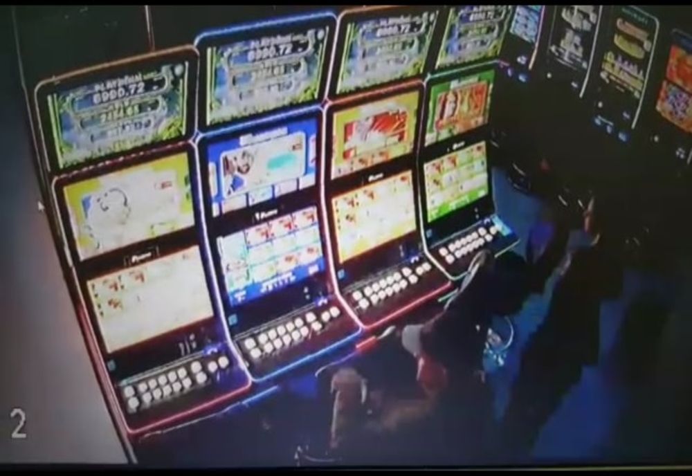 Jaf ca în filme la o sală de jocuri din județul Arad. Hoții au fugit cu 75.000 de lei