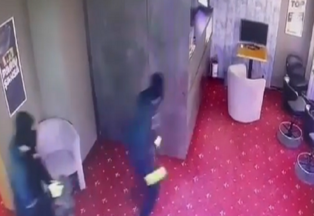 Cei patru suspecţi în cazul jafului din Chişineu-Criş - reţinuţi; pistolul folosit era de jucărie