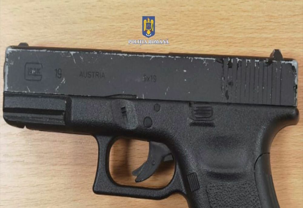 Prins cu pistolul cumpărat din Germania, fara permis de portarmă. Trei infracțiuni