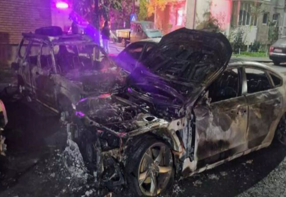 OPT AUTOTURISME AFECTATE DE UN INCENDIU PE O STRADĂ DIN ARAD