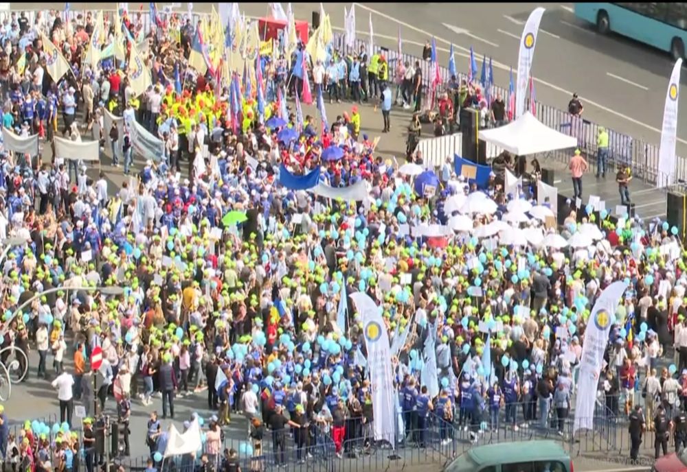 ZECE DE MII DE ROMÂNI SE ADUNĂ ÎN FAȚA GUVERNULUI, SĂTUI DE AUSTERITATEA LUI BOLOJAN. SINDICATELE ÎL VOR PLECAT DE LA PALATUL VICTORIA