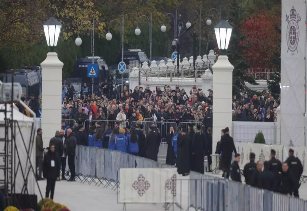 CREDINCIOŞII SE VOR PUTEA ÎNCHINA PÂNĂ VINERI LA ALTARUL CATEDRALEI NAŢIONALE