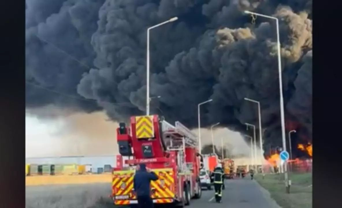 Incendiu violent la o fabrică de polistiren din Arad. Populația, avertizată prin RO-ALERT