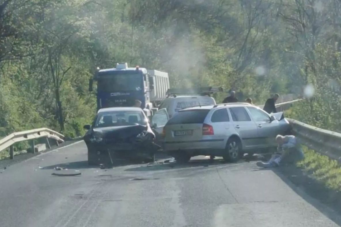 Accident teribil pe DN7, în Arad: trei mașini, distruse complet. Elicopterul SMURD a fost chemat de urgență