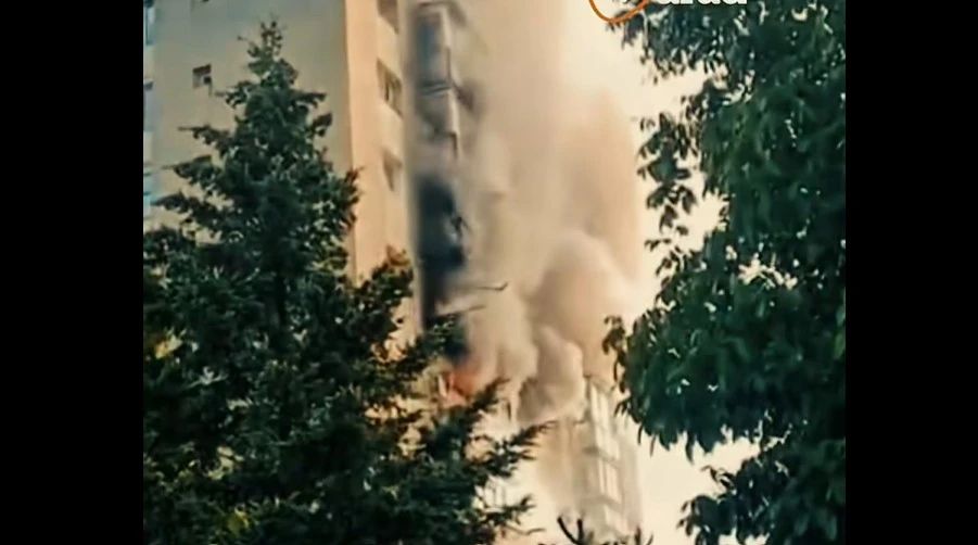 Incendiu într-un bloc din Arad. Peste 20 de persoane evacuate și o femeie rănită VIDEO