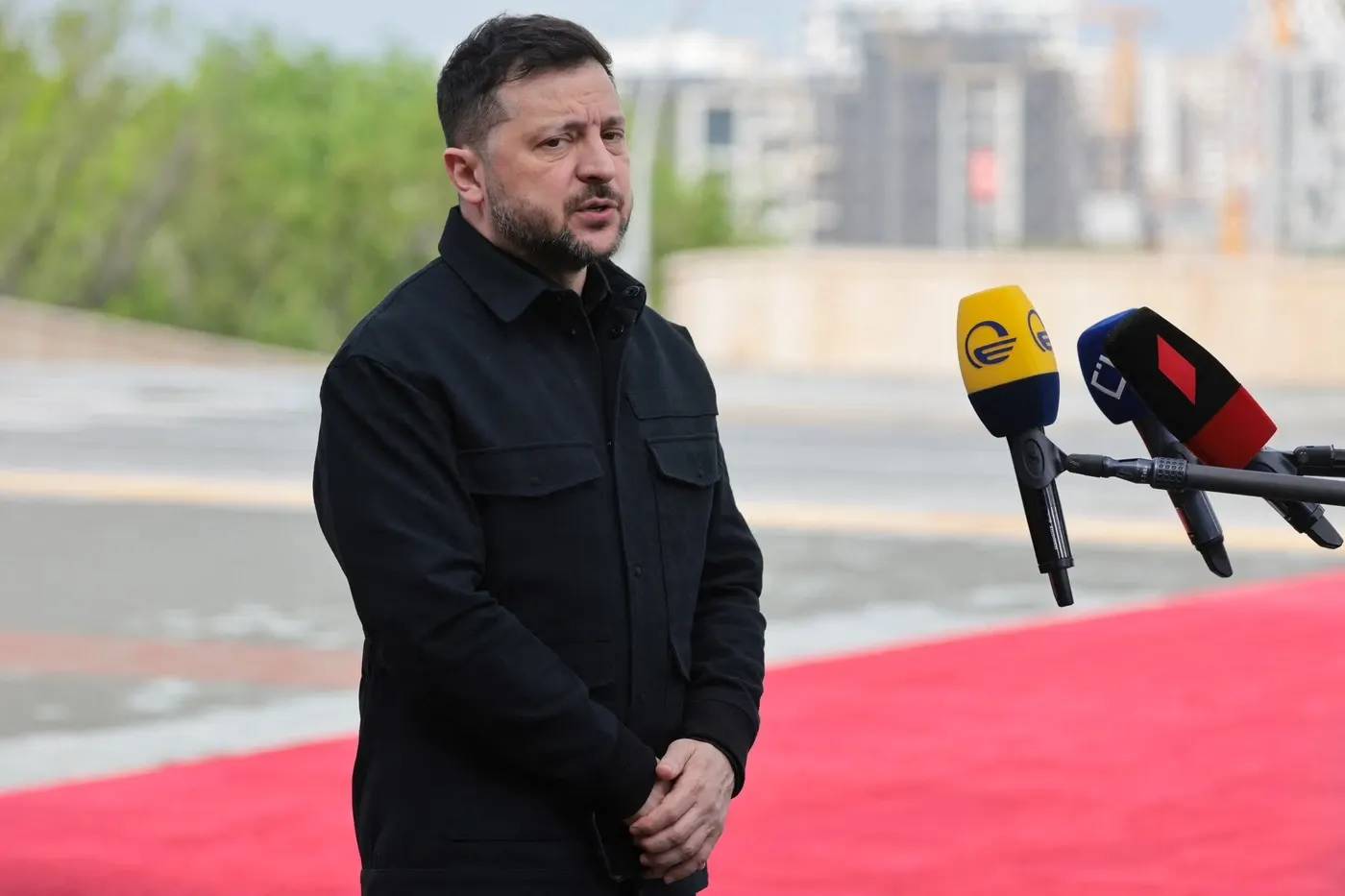 Zelenski, viral după un gest făcut la parada de Ziua Franței. Ce a observat internetul