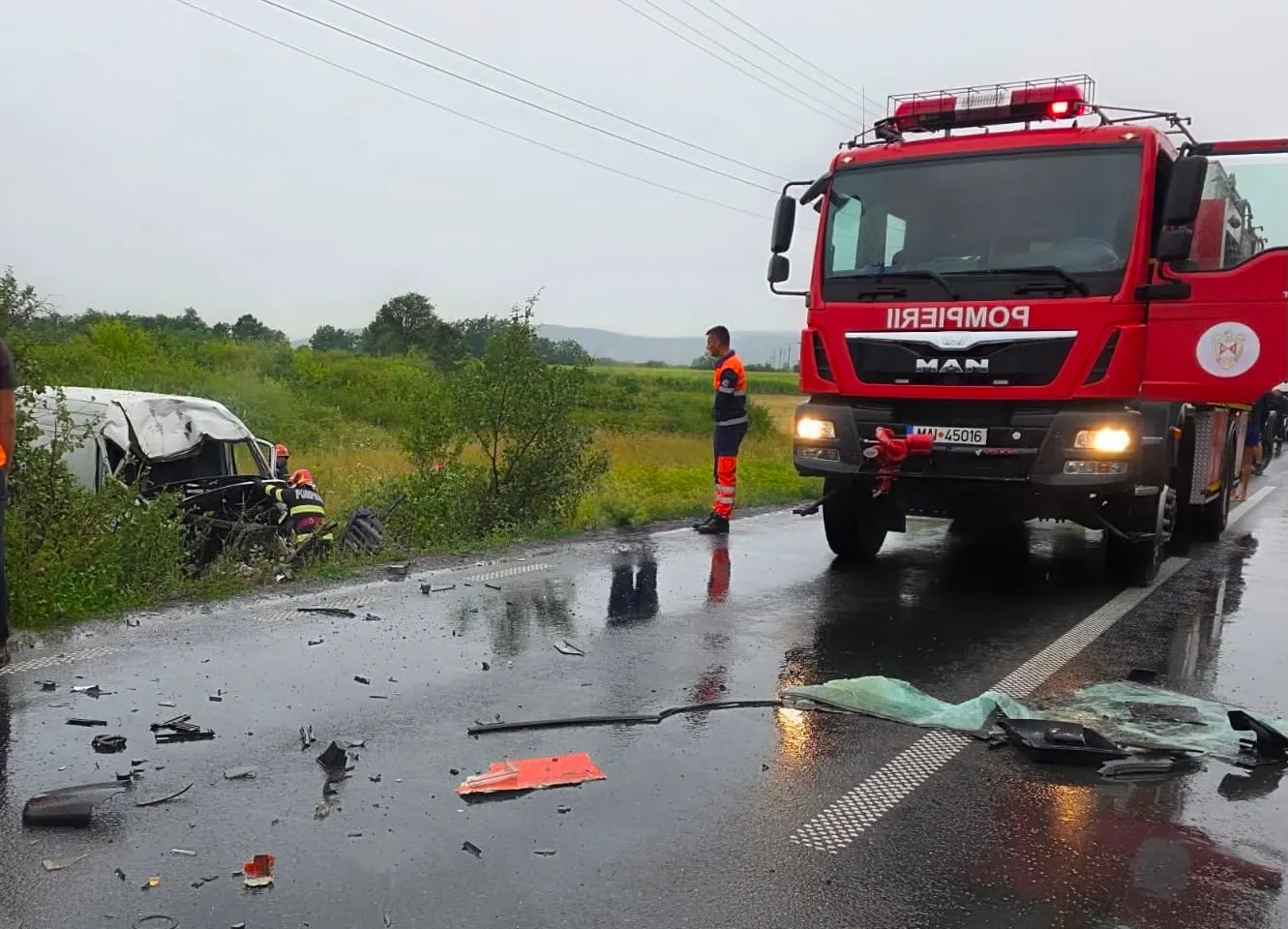 Camion și microbuz, implicate într-un accident violent pe DN7. Un bărbat a murit