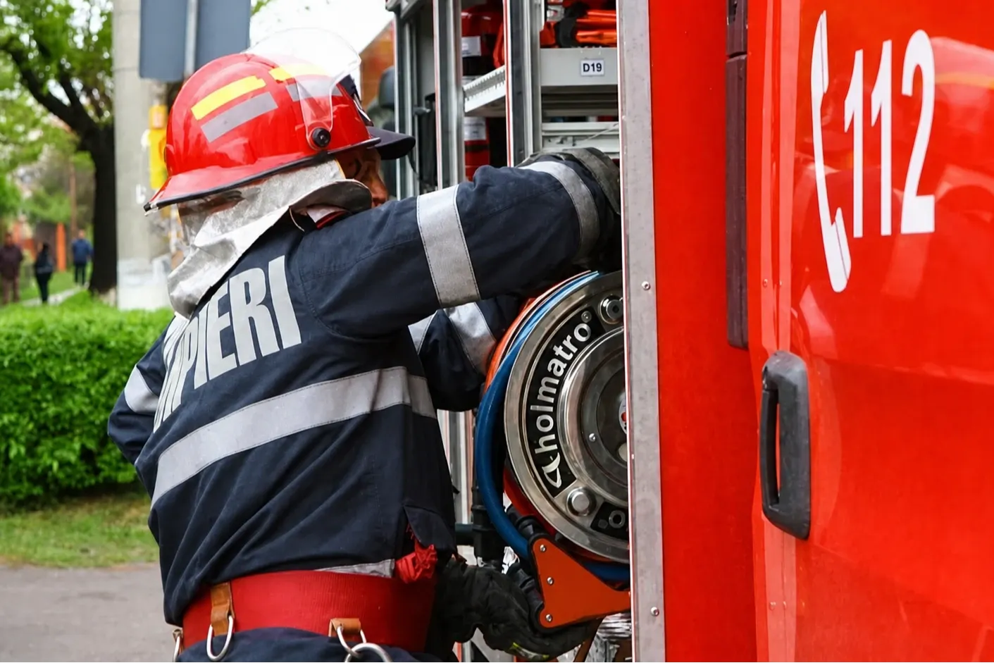 Pericol de explozie în Poiana Câmpina. Oamenii au săpat după apă și au găsit gaze