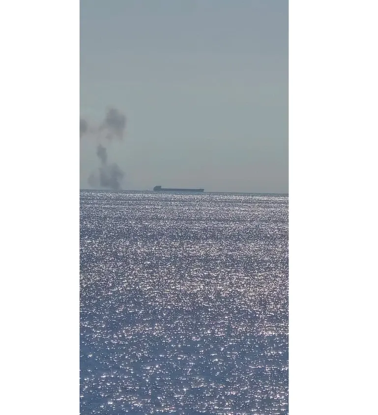 Alertă de securitate în Marea Neagră. Navă comercială lăsată în derivă după ce a fost lovită de o dronă