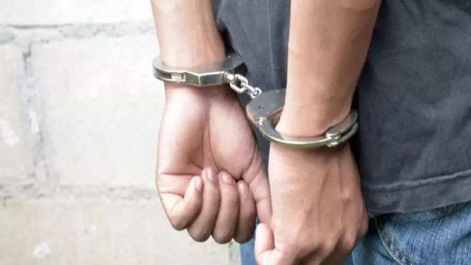 Fetiță de 7 ani violată în repetate rânduri de concubinul mamei. Femeia știa și nu a intervenit!