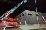 RO-ALERT în Arad, după un incendiu puternic la un service auto. Fumul dens a acoperit întreaga zonă VIDEO