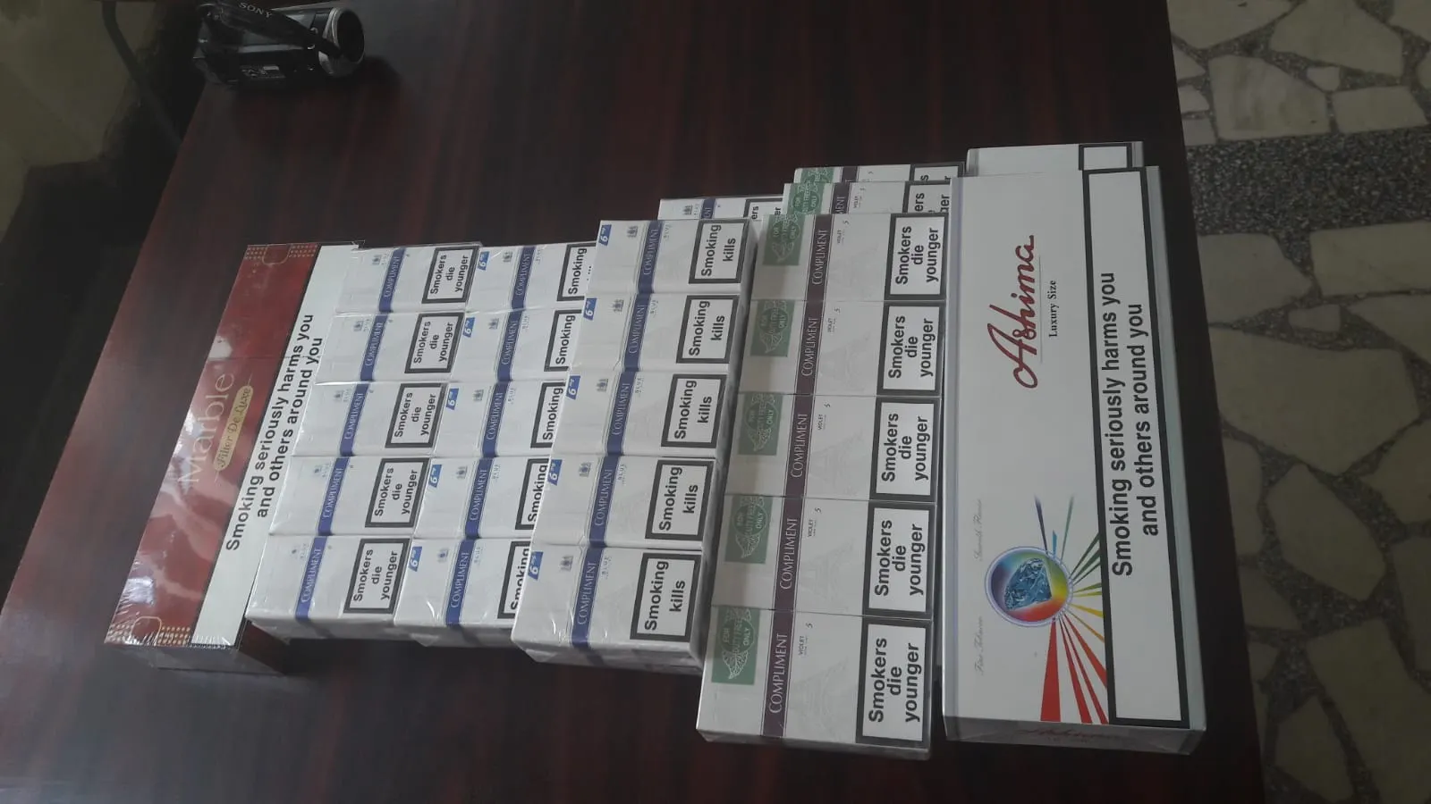 ARADCU 00 JANDARMI CONTRABANDA JOI13DEC