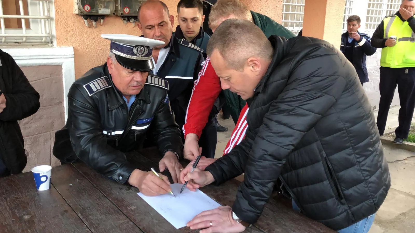 ARADCU 00 CAUTARI GURAHONT PADURE POLITIA ARAD LU01APR (1)