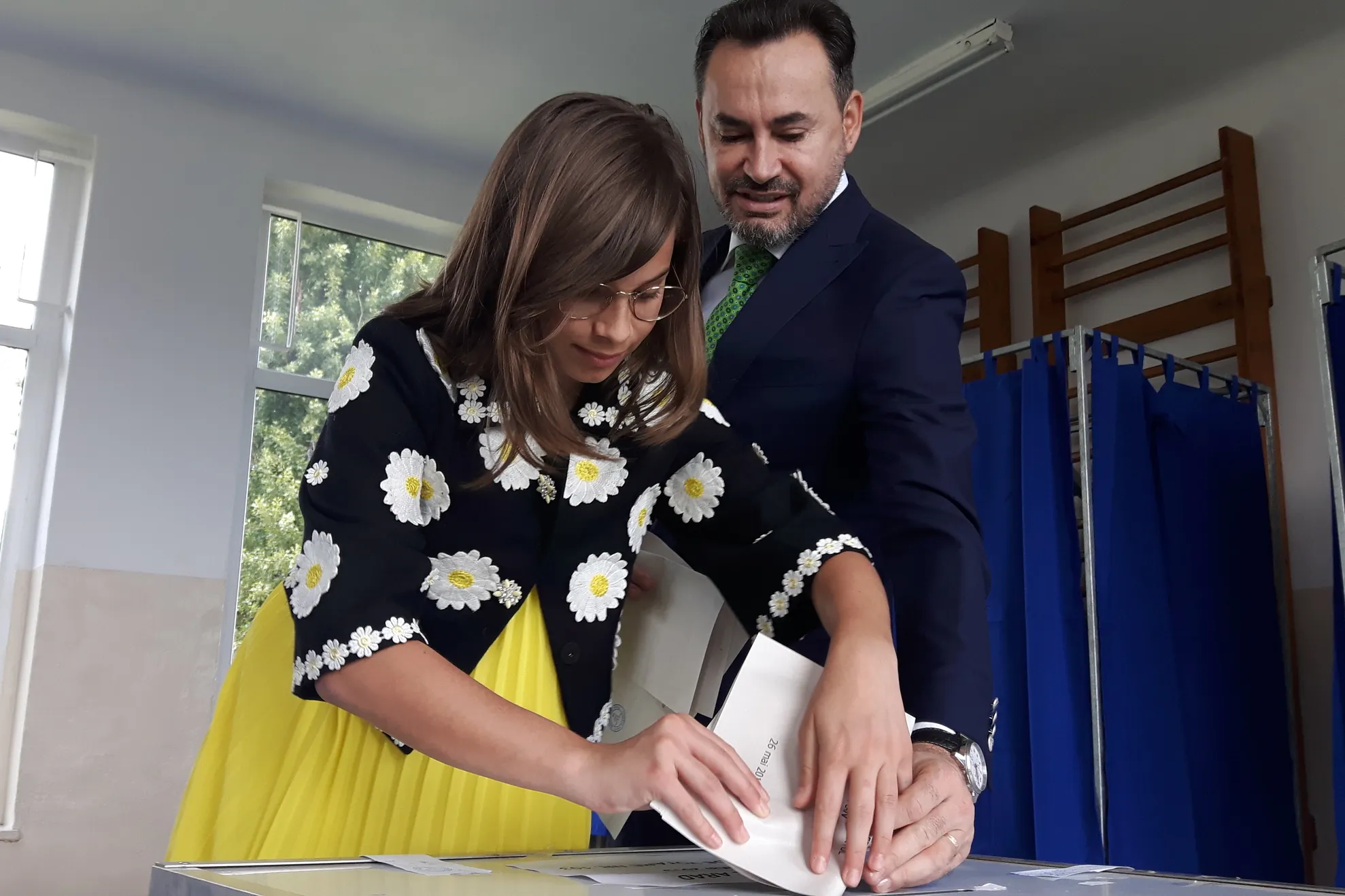 ARADCU 00 GHEORGHE FALCA VOT ALEGERI REFERENDUM DUM26MAI (64)
