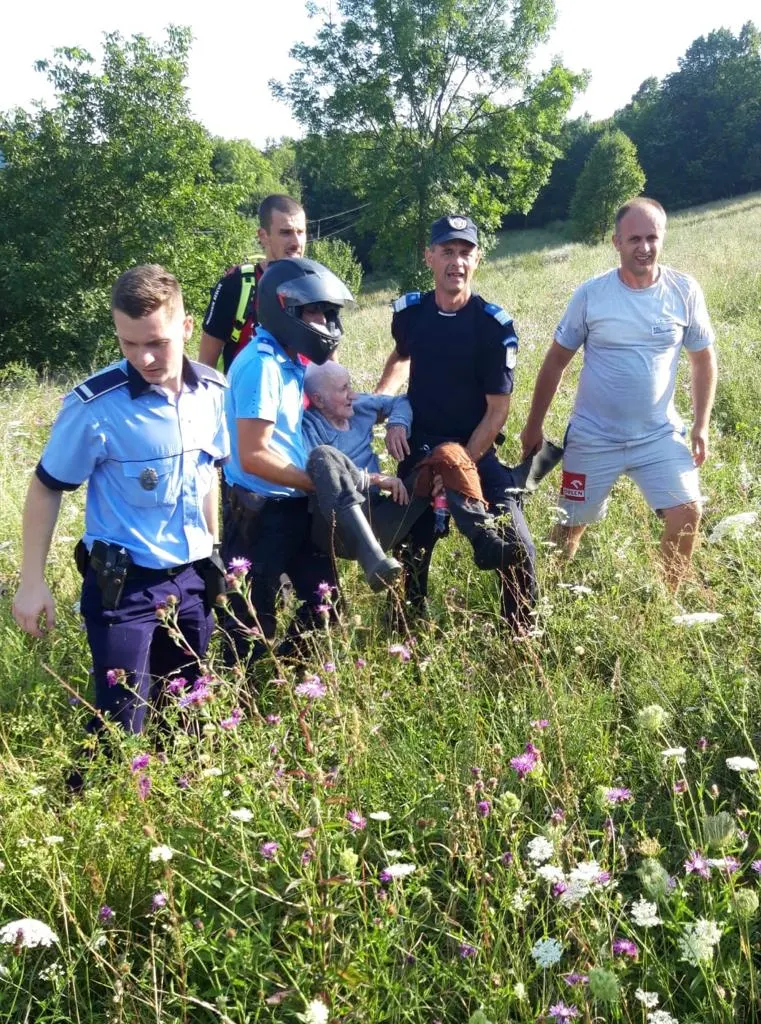 ARADCU 00 BARBAT SALVAT MUNTI MONEASA POLITIA ARAD VI09AUG (1)