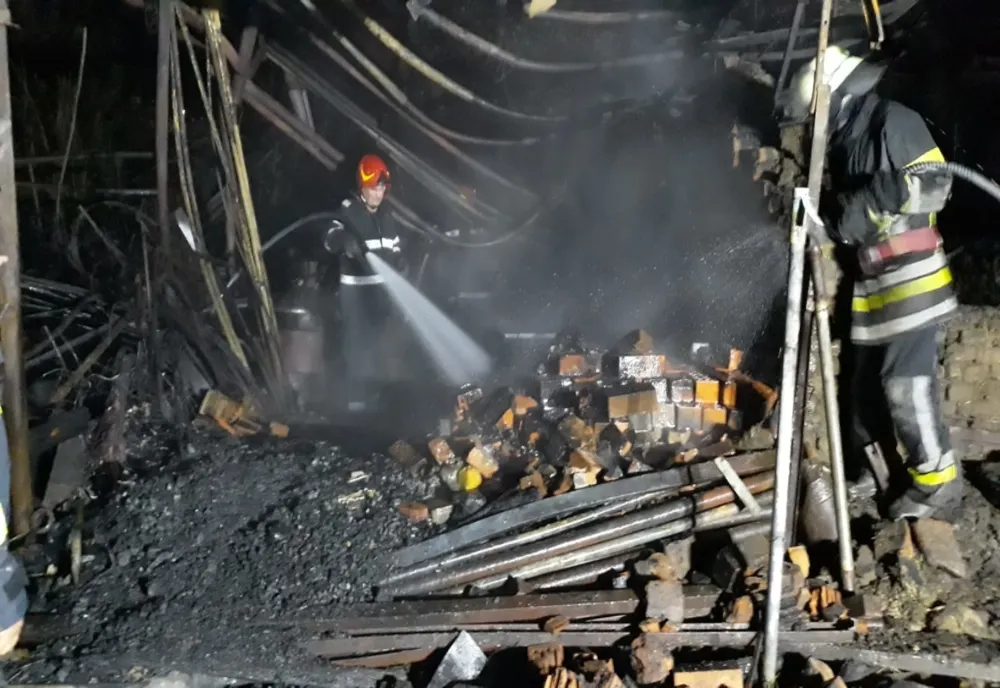 Arad: AUDIO FOTO VIDEO Incendiu puternic într-o clădire din Arad, în care se aflau butoaie cu motorină, lemne, rumeguș, plastice și textile