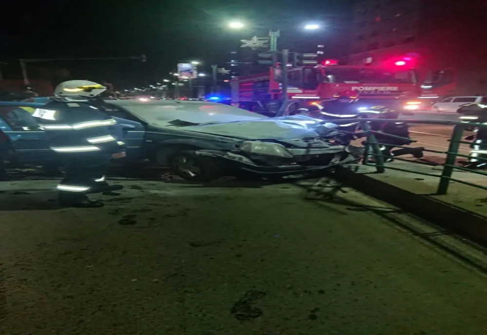 Arad: AUDIO FOTO	 Un bărbat beat a intrat cu mașina într-o stație de tramvai din Arad, iar apoi mașina a luat foc