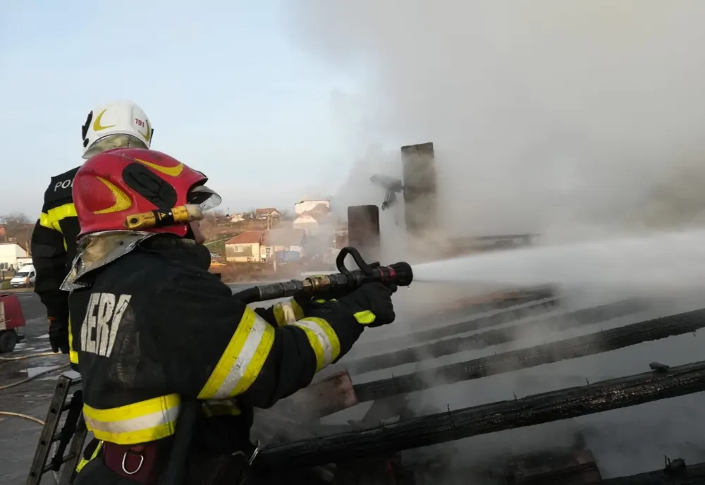 Arad: AUDIO FOTO VIDEO Incendiu puternic la o fostă stație de carburanți din Arad. Un bărbat, rănit