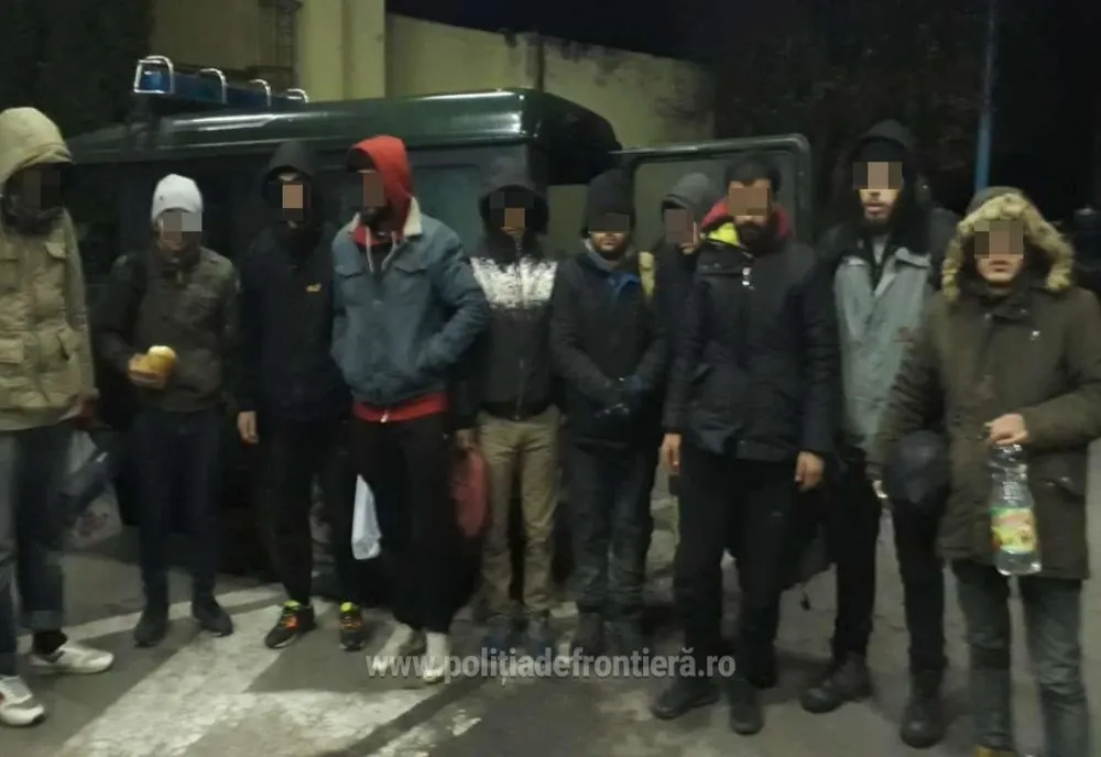 Arad: 12 migranți din Irak, Siria și India, descoperiți de către polițiștii de frontieră din Arad în timp ce încercau să treacă ilegal frontiera cu Ungaria