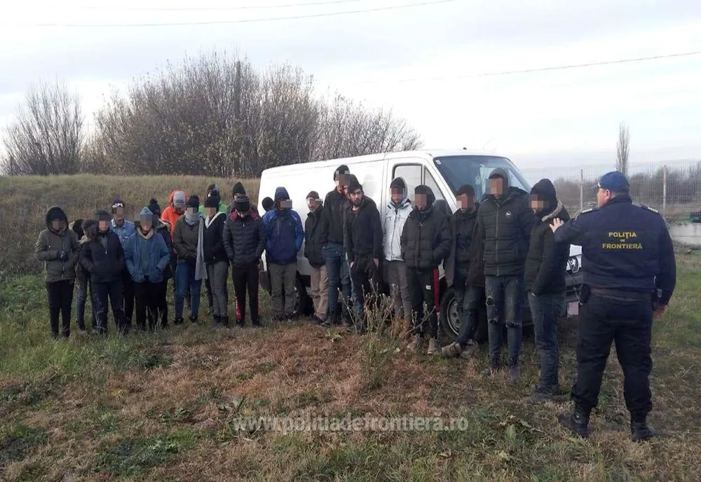 Arad: 23 de migranți, călăuziți de un bărbat din Arad, descoperiți la frontiera cu Serbia