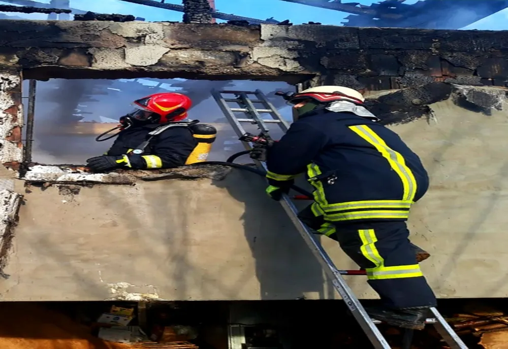  Arad: AUDIO FOTO VIDEO Profesionalismul pompierilor din Arad a salvat 90 la sută dintr-o clădire cuprinsă de incendiu. Pericol de explozie