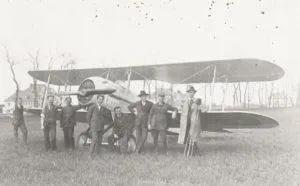 8.-Personalul-aeroportului-din-Gai-1934-300x186