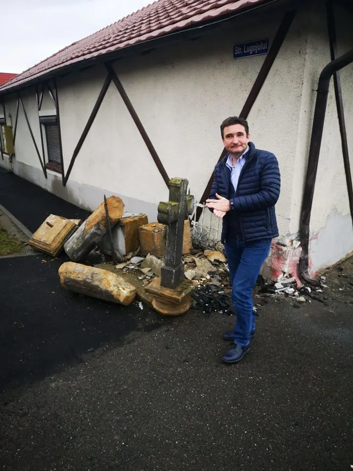 ARADCU 00 MONUMENT CALIN BIBART MA11FEB 2