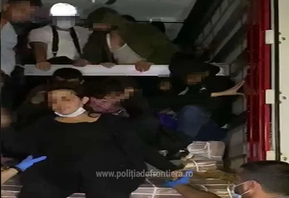Aproape 50 de migranti, înghesuiți într-un TIR, descoperiți în timp ce încercau să treacă frontiera