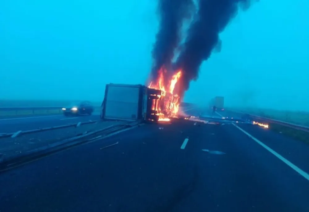 Accident pe autostrada A1, în apropiere de Nădlac. TIR în flăcări