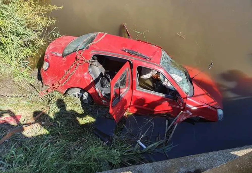Accident teribil în județul Arad. Doi bărbați au rămas blocați într-o mașină care a căzut în apă