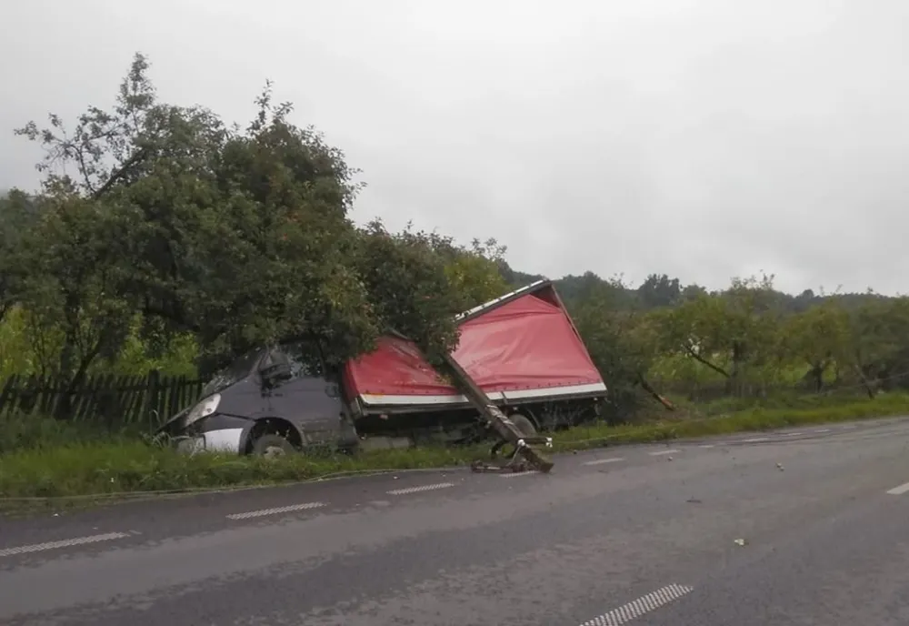 Un șofer de camion a rupt un stâlp de electricitate și a blocat traficul pe un drum național