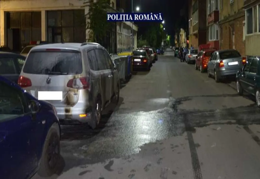 Bărbat oprit de poliţişti cu un foc de armă, după ce a fost prins când incendia o maşină