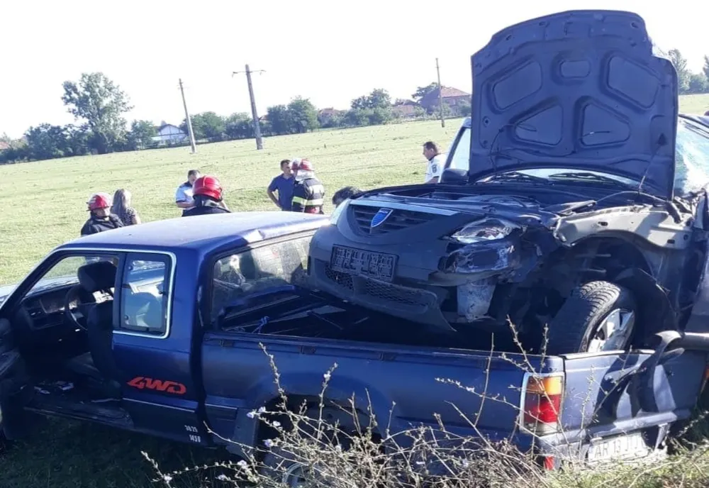 Accident mai puțin obișnuit: o șoferiță a ricoșat cu mașina pe platforma unei camionete