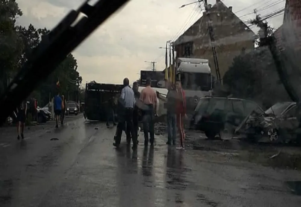 Accident în județul Arad: doi copii au fost răniți, o femeie a rămas în mașina lovită rău